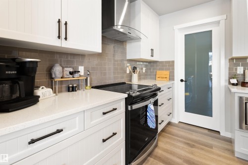 22706 95A Avenue, Edmonton, AB - Indoor Photo Showing Kitchen With Upgraded Kitchen