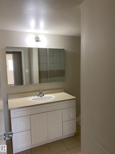 201 10149 83 Avenue, Edmonton, AB - Indoor Photo Showing Bathroom