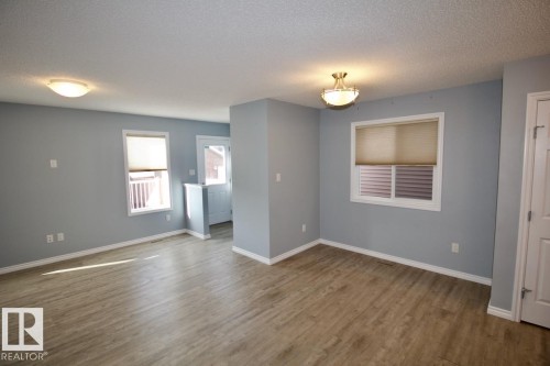 Spare room featuring a textured ceiling and wood finished floors - Upper 516 Ebbers Way, Edmonton, AB - Indoor Photo Showing Other Room