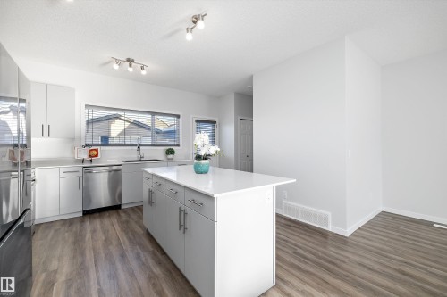5210 Lark Crescent, Edmonton, AB - Indoor Photo Showing Kitchen