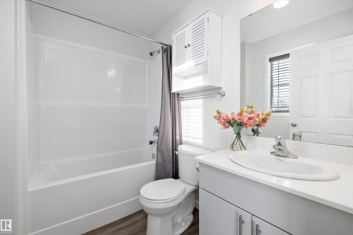 5210 Lark Crescent, Edmonton, AB - Indoor Photo Showing Bathroom