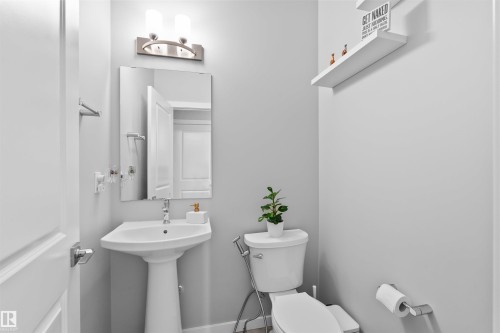331 32 Avenue, Edmonton, AB - Indoor Photo Showing Bathroom