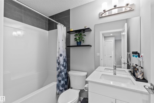 331 32 Avenue, Edmonton, AB - Indoor Photo Showing Bathroom