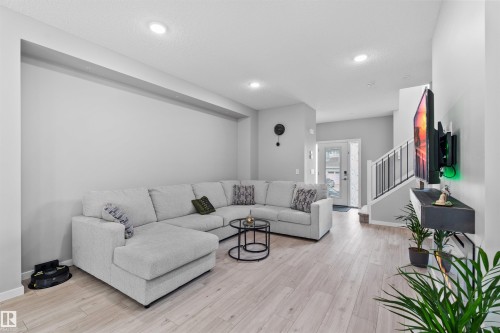 331 32 Avenue, Edmonton, AB - Indoor Photo Showing Living Room