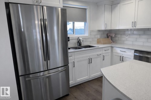 32 Southpointe Boulevard, Fort Saskatchewan, AB - Indoor Photo Showing Kitchen With Double Sink