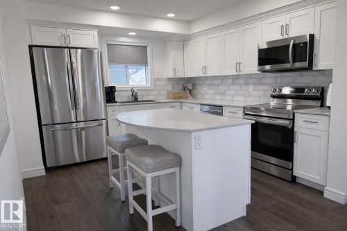 32 Southpointe Boulevard, Fort Saskatchewan, AB - Indoor Photo Showing Kitchen With Upgraded Kitchen