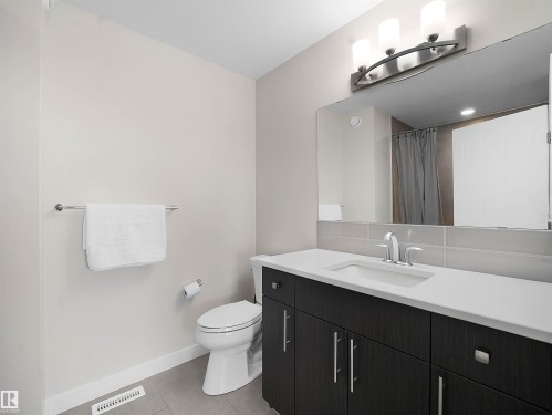 2454 Kelly Circle Circle, Edmonton, AB - Indoor Photo Showing Bathroom