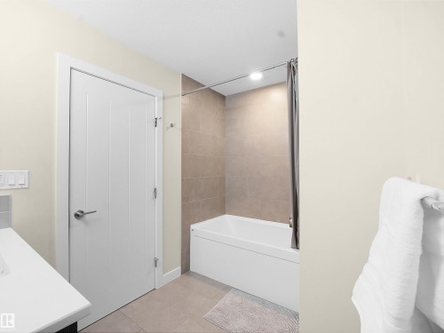 2454 Kelly Circle Circle, Edmonton, AB - Indoor Photo Showing Bathroom