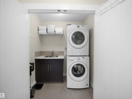2454 Kelly Circle Circle, Edmonton, AB - Indoor Photo Showing Laundry Room