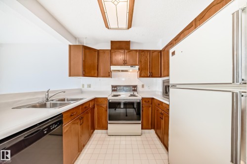 108 1 Aberdeen Way, Stony Plain, AB - Indoor Photo Showing Kitchen With Double Sink