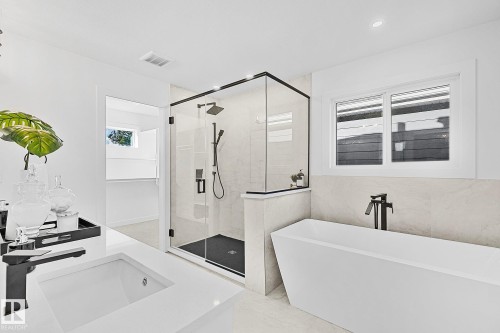 11234 61 Street, Edmonton, AB - Indoor Photo Showing Bathroom