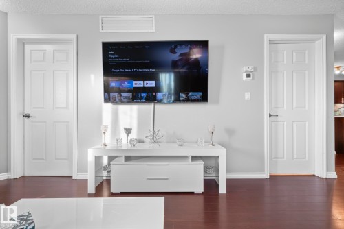 Detailed view of wood finished floors and a textured ceiling - 301 10118 106 Avenue, Edmonton, AB - Indoor