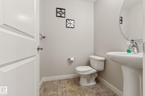 724 40 Avenue, Edmonton, AB - Indoor Photo Showing Bathroom