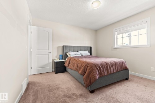724 40 Avenue, Edmonton, AB - Indoor Photo Showing Bedroom