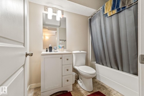 724 40 Avenue, Edmonton, AB - Indoor Photo Showing Bathroom