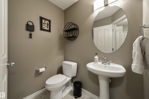8504 16A Avenue, Edmonton, AB - Indoor Photo Showing Bathroom