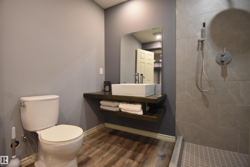 8504 16A Avenue, Edmonton, AB - Indoor Photo Showing Bathroom