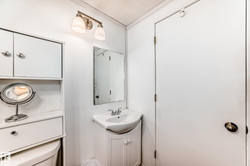 65 West View Boulevard, Edmonton, AB - Indoor Photo Showing Bathroom