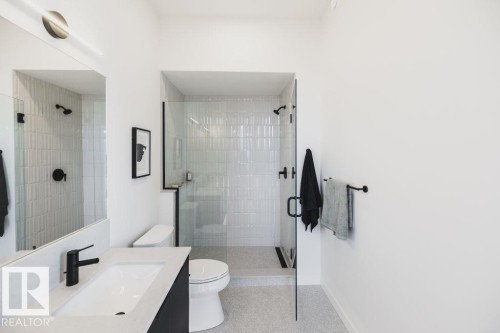 4 10327 Wadhurst Road, Edmonton, AB - Indoor Photo Showing Bathroom