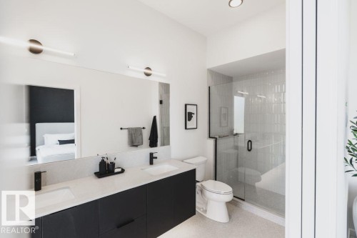 4 10327 Wadhurst Road, Edmonton, AB - Indoor Photo Showing Bathroom
