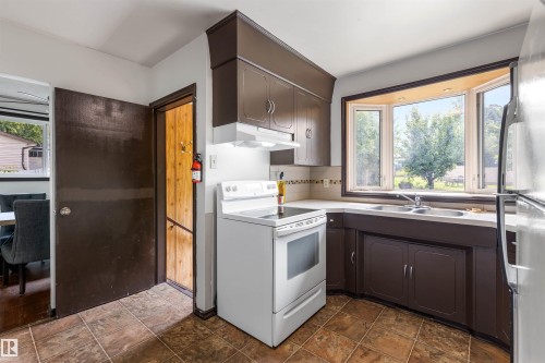 52 Belmont Drive, St. Albert, AB - Indoor Photo Showing Kitchen With Double Sink
