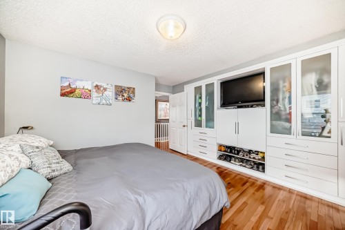 Bedroom featuring light wood-style flooring and a textured ceiling - 4 Harriott Court, St. Albert, AB - Indoor Photo Showing Bedroom