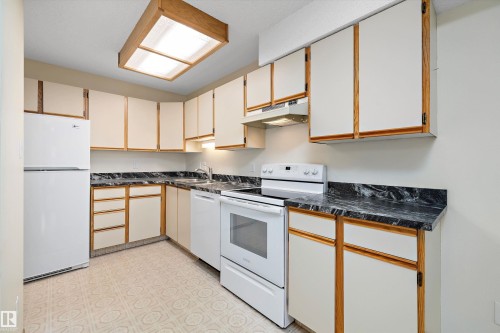 101 4812 51 Avenue, Stony Plain, AB - Indoor Photo Showing Kitchen