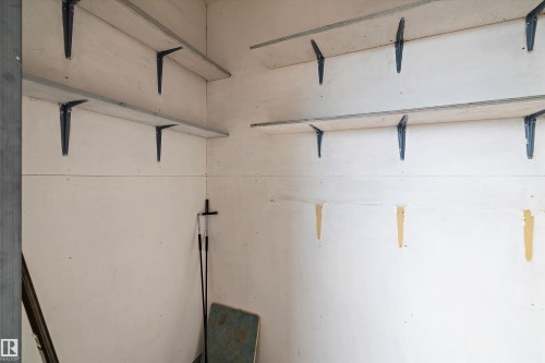 101 4812 51 Avenue, Stony Plain, AB - Indoor Photo Showing Garage