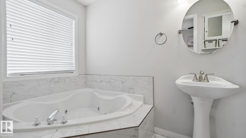 8 Lindsay Crescent, Spruce Grove, AB - Indoor Photo Showing Bathroom
