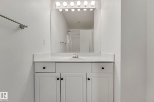 11105 9 Avenue, Edmonton, AB - Indoor Photo Showing Bathroom