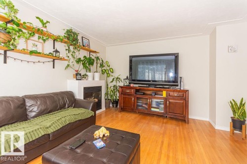 11830 54 Street, Edmonton, AB - Indoor Photo Showing Living Room