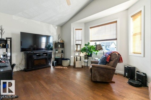 538 90 Street, Edmonton, AB - Indoor Photo Showing Living Room