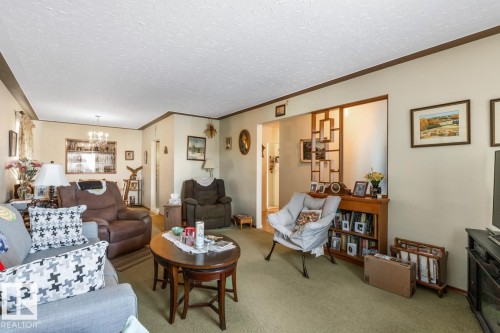 7319 86 Avenue, Edmonton, AB - Indoor Photo Showing Living Room