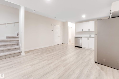 560 Glenridding Ravine Drive Sw, Edmonton, AB - Indoor Photo Showing Kitchen
