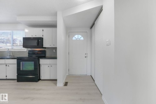 2625 135 Avenue, Edmonton, AB - Indoor Photo Showing Kitchen