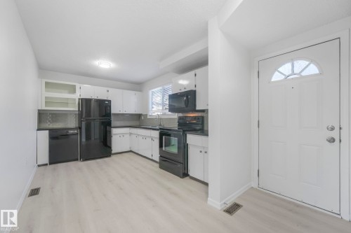 2625 135 Avenue, Edmonton, AB - Indoor Photo Showing Kitchen