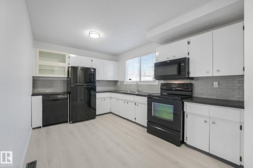2625 135 Avenue, Edmonton, AB - Indoor Photo Showing Kitchen