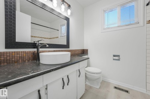 2625 135 Avenue, Edmonton, AB - Indoor Photo Showing Bathroom