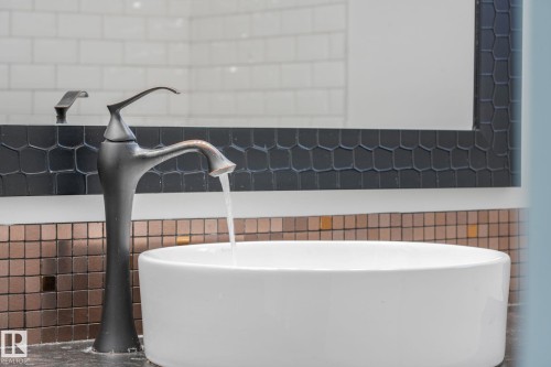 2625 135 Avenue, Edmonton, AB - Indoor Photo Showing Bathroom