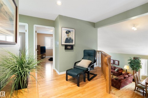 Living area featuring light wood-style flooring and baseboards - 519 Buchanan Road, Edmonton, AB - Indoor