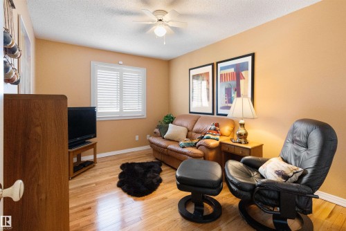 Bedroom featuring light wood-style flooring, a ceiling fan, and a textured ceiling - 519 Buchanan Road, Edmonton, AB - Indoor