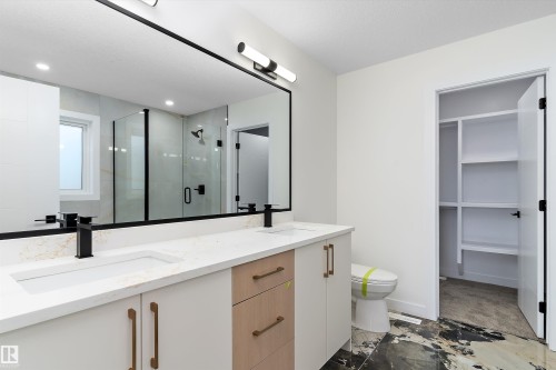 8916 Mayday Way, Edmonton, AB - Indoor Photo Showing Bathroom
