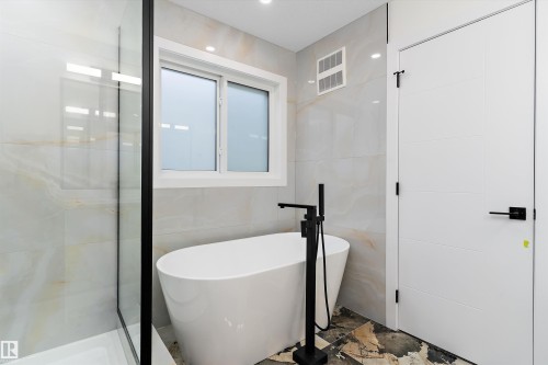 8916 Mayday Way, Edmonton, AB - Indoor Photo Showing Bathroom