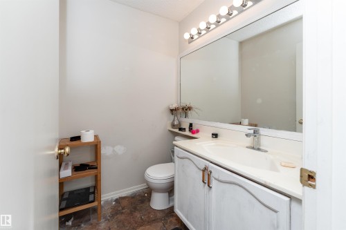514 River Point(E), Edmonton, AB - Indoor Photo Showing Bathroom