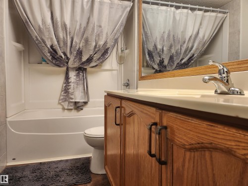 514 River Point(E), Edmonton, AB - Indoor Photo Showing Bathroom