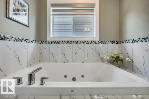 3235 16 Avenue, Edmonton, AB - Indoor Photo Showing Bathroom