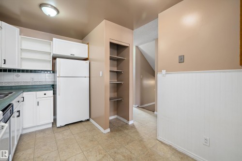 17423 92 Avenue, Edmonton, AB - Indoor Photo Showing Kitchen