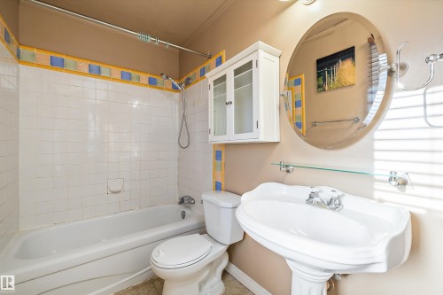 17423 92 Avenue, Edmonton, AB - Indoor Photo Showing Bathroom