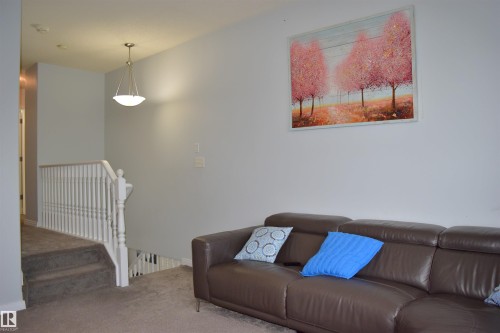 Living area with carpet floors and baseboards - 315 Wild Rose Way, Edmonton, AB - Indoor
