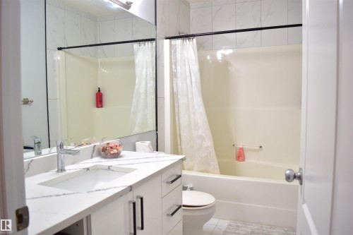 Full bath with vanity and shower / tub combo - 315 Wild Rose Way, Edmonton, AB - Indoor Photo Showing Bathroom